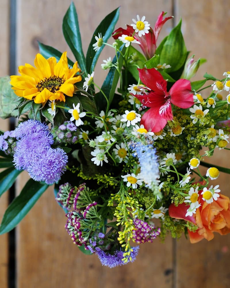 Handgebundener Blumenstrauß mit saisonalen Blüten