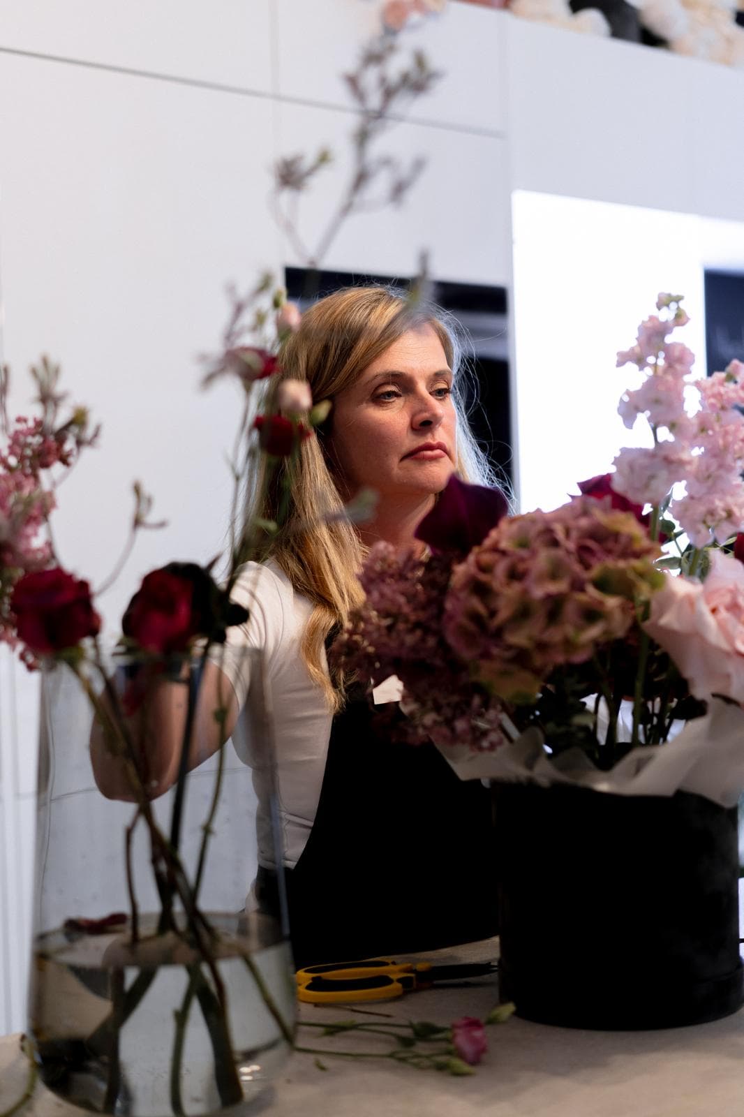 Floristin von Green Camellia bei der Arbeit mit frischen Blüten