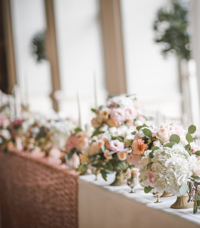 Festlich gedeckter Tisch mit floraler Dekoration