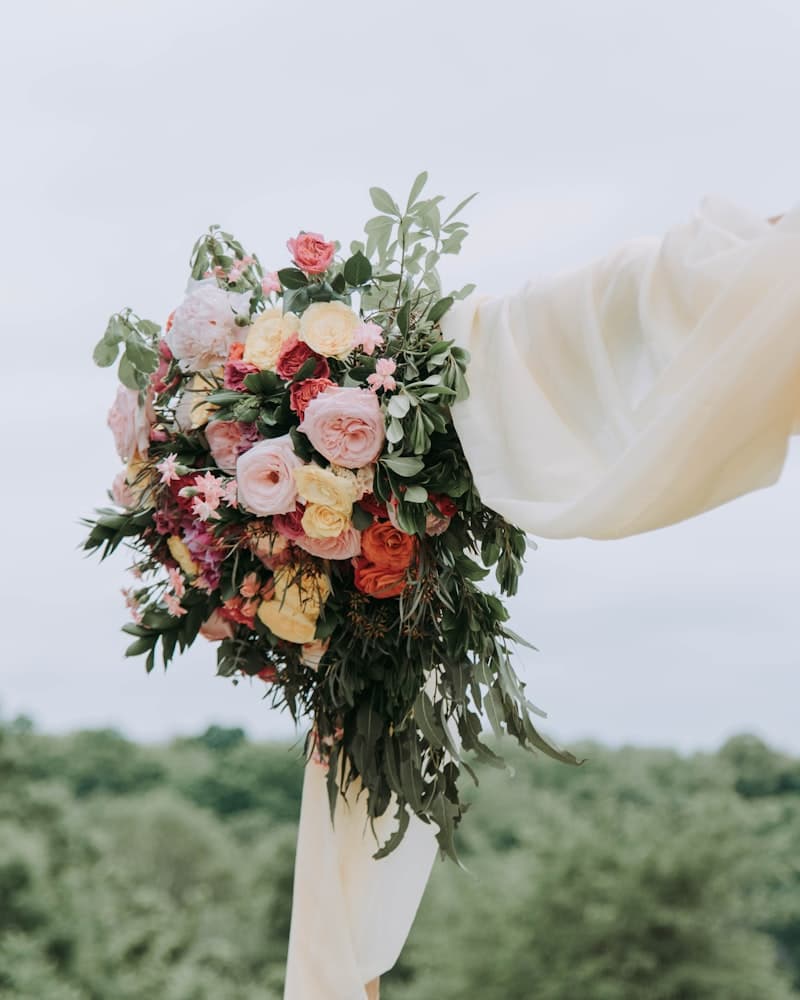 Florale Eventdekoration mit Blumen und Gräsern